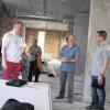 Auf der Baustelle des neuen Dorfgemeinschaftshauses trafen sich Wollbachs Bürgervertreter, um sich ein Bild von der aktuellen Gesamtsituation zu machen. Rechts: Bürgermeister Thomas Bruckmüller. Daneben die beiden Architekten Achim Wüst und Gunnar Gantzhorn.