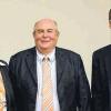 Aus Altersgründen: Nach 22 Jahren endet die Ära des Vorstandsvorsitzenden der Raiffeisenbank, Klaus Stuntz (Mitte). Unser Bild zeigt ihn mit seinem Nachfolger im Vorstand, Prokurist Michael Brückner, und Vorstandsmitglied Andrea Helbig (links).