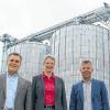 Zwei Silos stehen bereits: Im Dettelbacher Mainhafen errichtet die BayWa zurzeit ihren neuen Agrarbetrieb. Den Startschuss gaben am Montag (von links) Reinhard Stierkorb (BayWa), Bürgermeisterin Christine Konrad und Investor Reiner Fränkle.