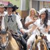 Westernhochzeit: Mit zwölf Pferden und einer Kutsche kam die in Halsheim gestartete Hochzeitsgesellschaft von Mike Storto und Hildegard Hofmann im Westernstil nach Arnstein.