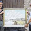 (gizo)   Die Versteigerung eines Gemäldes von Hans Valentin Fuchs aus dem Besitz des Margetshöchheimer Winzermeisters Michael Göpfert (rechts) hat bei der mainART Ende Juni 400 Euro eingebracht. Wer das Bild gesteigert hatte, wurde nicht nicht mitgeteilt. Während der mainART sammelte Göpfert an seinem Stand auch Spenden für die Margetshöchheimer Kuba-Hilfe. Da seine Helfer für die gute Sache kostenlos mitarbeiteten und die Bedienung ihre Trinkgelder zur Verfügung stellte, kamen gut 60 Euro zusammen, die der Winzermeister auf 200 Euro aufstockte. Zweiter Bürgermeister Peter Etthöfer (links), der sich in seiner Heimatgemeinde seit Jahren für die Kuba-Hilfe engagiert, konnte schließlich zusammen mit einer weiteren Spende eines Margetshöchheimers knapp 660 Euro an die Cuba-Solidarität in Würzburg überweisen. Der Verein unterstützt seit zwei Jahrzehnten ökologisch-soziale Projekte in Cuba.