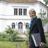 Ein Hingucker: Blicke auf sich zieht das Schlösschen im Kloster Oberzell, mit seinem achteckigen Grundriss, der hellen glatte Putzfassade und den vielen Fenster. Nun fällt es noch mehr ins Auge, denn es wurde saniert. Generaloberin Katharina Ganz ist mit dem Ergebnis mehr als zufrieden.