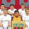 (faf)   Die U-17-Fußballjunioren des TSV Rottendorf haben sich am letzten Spieltag die Meisterschaft in der Kreisklasse gesichert und steigen in die Kreisliga auf. Mit 13 Siegen, zwei Niederlagen und drei Unentschieden errang die Mannschaft 42 Punkte bei einem Torverhältnis von 71:25 Treffern. Bis auf drei Spieler, die aus Altersgründen ins U-19-Team wechseln, steht Trainer Jürgen Kienast in der neuen Saison wieder eine starke Mannschaft zur Verfügung. Unser Bild zeigt das meisterliche Team: (hinten von links) Betreuer Jürgen Stühler, Manuel Zoller, Lukas Issing, Robin Busch, Jonas Mahler, Fabian Frey, Philipp Mutz, Marcel Stühler, Trainer Jürgen Kienast sowie (vorne von links) Betreuer Werner Mahler, Niklas Jopp, Leon Rützel, Julian Weber, Kai Brehm, Sebastian Mainka, Jakob Bär und Moritz Schubert.
