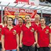 Auf den Eröffnungstag freut sich das Penny-Team mit (hinten von links) Melanie Suhl (Gebietsleiterin Penny), Joachim Schmidt (Vertriebsleiter Penny), Silke Körner (Marktleiterin, vorne Mitte) und Margit Flößer (Eigentümerin des Gebäudes, rechts).