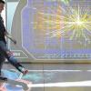 Simulation einer Teilchenkollision: Protonen gehören zu den Bausteinen, aus denen die dem Menschen vertraute Materie besteht. Wer es in der Ausstellung  „Touch Science“ schafft, „Protonen“ mit genug Energie aufeinander zu schießen, sieht an der Wand die Zerfallsprodukte.