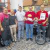 (meg)   800 Euro sind das Ergebnis einer Tombola, die das Frickenhäuser Weinbistro im Alten Rathaus und die Bäckerei Günther Stephan im Rahmen eines Sommerfests zu Gunsten der guten Sache veranstaltet haben. Mit dem Erlös unterstützten die Geschäftsleute zu gleichen Teilen den Kauf eines Fahrzeugs für die First-Responder-Gruppe der örtlichen Feuerwehr und die Gestaltung der Kinderspielplätze in der Gemeinde. Gleich zweimal war das Glück Alexander Starrach holt. Er gewann den ersten Preis, ein Cabrio-Wochenende, gestiftet vom Ochsenfurter Autohaus Sessner, und den zweiten Preis, ein Einrad, gespendet vom Zweirad-Handel Klaus Kleinschrod. Über den dritten Preis, ein Candle-Light-Dinner in der Fränkischen Einstube Ehrbar, darf sich Jürgen Kistner freuen. Im Bild von links Holger und Christiane Gresch (Weinbistro), Günther Stephan (Bäckerei Stephan), Jürgen Kistner (3. Platz), Alexander Starrach (Gewinner 1. und 2. Preis) und Sebastian Stahl, Wirt in der Fränkischen Weinstube.