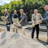 Kann losgehen: Offizieller Spatenstich mit (von links) Markus Wagner von Gauff Rail Engineering, drittem Bürgermeister André Merz, Ministerialrat Stefan Schell, DB-Bahnhofsmanager Elmar Hirsch und Bürgermeister Stefan Rottmann.