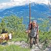 (dpa) Die Almbäuerin Viktoria Huber steigt mit ihrer Kuh an der Spitze der Herde auf die Zehnkaser-Alm am Untersberg. Die 1505 Meter hoch gelegene Alm ist nur über einen Steig in stundenlangem Fußmarsch zu erreichen. Der 1973 Meter hohe Untersberg ist der nördlichste Ausläufer der Berchtesgadener Alpen.