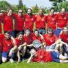 (tle) Die Spielgemeinschaft Nenzenheim/Seinsheim freut sich über den Meistertitel ihrer zweiten Mannschaft in der Fußball-B-Klasse 4 Würzburg. Mit sieben Punkten Vorsprung (gesamt: 69) nach 26 Spielen konnten sich die Kicker mit einer Torbilanz von 96:17 an die Spitze setzen. Die SG war seit dem zweiten Spieltag ungeschlagen, nachdem sie am ersten eine Niederlage gegen Albertshofen einstecken musste. Insgesamt wurden von Trainer Markus Wolf 35 Spieler eingesetzt. Unser Bild zeigt (vorne von links): Martin Uhl, Andreas Hassold, Andreas Bücherl-Braxton, David Unser, Andreas Kessler, Julian Klafke, Tobias Dehner, Lukas Hörlin, Florian Sieber, Matthias Volkamer und Stefan Lang; (hinten von links): Andreas Blomeyer, Markus Wolf, Stefan Düll, Stefan Weiß, James Holeton, Florian Weihprecht, Jürgen Rabenstein, Michael Sandreuter, Matthias Schultheiß, Martin Bohn, Christian Fleck, Daniel Mend, Manfred Falk, Kevin Baier, Thomas Wolf, André Müller, Lion Paxton, Sascha Gerhardt, Hannes Schöller und (liegend): Markus Keller.