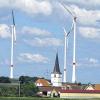 Drei aus 44: In der Region Main-Rhön drehen sich bisher 44 Windräder, drei davon bei Frankenwinheim.