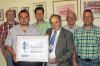 (eve)   Zum zweiten Mal nach 2011 konnte die Spielvereinigung Gülchsheim, das Gütesiegel „Silberne Raute“ des Bayerischen Fußballverbands in Empfang nehmen. Diese hohe Auszeichnung wurde von Ludwig Bauer, DFB- Kreisehrenamtsbeauftragter des Fußballkreises Würzburg im Rahmen der Jahreshauptversammlung dem Vorsitzenden der Spvgg Gülchsheim, Klaus Rock, übergeben. Damit wurde die Vorstufe zur angestrebten Goldenen Raute erreicht. Um die Auszeichnung zu erhalten, müssen zahlreiche Kriterien erfüllt werden, etwa die Förderung des Ehrenamts, ein reichliches Angebot in der Jugendarbeit, ergänzender Breitensport und die Unterstützung in der Prävention. Was in der Wirtschaft die Zertifizierung, ist für einen Sportverein die Silberne Raute, eine Bestätigung der von ihm selbst erreichten Qualität, so Ludwig Bauer in seiner Laudatio. Auf dem Foto von links: Kassier Manfred Memhardt, Vorsitzender Klaus Rock, Schriftführer Gerald Herrmann, Kreisehrenamtsbeauftragter Ludwig Bauer, Bürgermeister Karl Ballmann und stellvertretender Vorsitzender Reinhold Veeh.