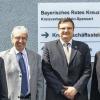 Wechsel in der Geschäftsführung des Roten Kreuzes: BRK-Kreisvorsitzender Eberhard Sinner (von links) , der langjährige Kreisgeschäftsführer Roland Albus, dessen Nachfolger Thomas Schlott und Bezirksgeschäftsführer Reinhold Dietsch.