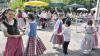 (mm)   Beim traditionellen Sommerfest für die Senioren des Altenheims Bürgerspital in Volkach erfreuten die Kinder der Tanzgruppe Kolitzheim unter der Leitung von Christine Bender mit fränkischen Tänzen. Die Kinder tanzten die Gemütlichkeit, den Schwarzen Peter und den Stampfer. Die Senioren zeigten sich von der Tanz-Vorführung beim traditionellen Sommerfest richtig begeistert. Sie sangen dabei kräftig mit.