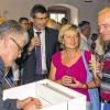 Buchvorstellung: Starkes Interesse bei den etwa 80 Bürgern und Gästen fand die von Bürgermeister Theo Gärtner mit vielen Helfern erarbeitete und in 300 Exemplaren aufgelegte erste Ortschronik von Gössenheim und Sachsenheim. Bei der Vorstellung des Buches in der Zehntscheune gingen bereits 80 Exemplare über den Verkaufstisch. Viele Gäste, darunter Landrat Thomas Schiebel baten Theo Gärtner um eine Widmung in ihrem Exemplar.