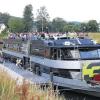 (lies)   Auch in der Dreiflüssestadt machte die MS „Catwalk“ aus Regensburg am Freitag ihrer Funktion als Bayern-3-Partyschiff Ehre. Doch bevor die gut gelaunten Gäste zu ihrer viereinhalbstündigen Rundfahrt bei Elektro-Beats und Chartsmusik aufbrachen, gab es ein unvorhergesehenes Problem: Der Landungssteg der Catwalk war für die Gemündener Mainlände zu kurz. Daher verlegten der Kapitän und seine etwa 20-köpfige Crew das Ablegen in den Gemündener Schutzhafen. Das hieß für die Partykreuzfahrer, einen Eilmarsch hinzulegen oder den Shuttle-Service zu nutzen, den die Gemündener Touristinfo in letzter Minute organisiert hatte. Mit ein wenig Verspätung stach das 650-PS-Schiff in See bzw. Fluss. Auf den 900 Quadratmetern – drei Tanzflächen zwischen Open-Air-Deck und Schiffsbauch – tummelten sich weniger als 500 Gäste. Weitere Main-Spessart-Stationen des 47 Meter langen Schiffs sind Karlstadt am Freitag, 4. Juli, Lohr am Samstag, 5. Juli, und Marktheidenfeld am Freitag, 11. Juli.