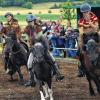 Mit Gebrüll: Diese drei Indianer-Mädchen der Pferdefreunde Nenzenheim haben eben einen Cowboy an den Marterpfahl gefesselt und reiten nun davon.