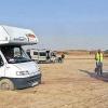 Tief im Sand eingegraben: Zum Glück gibt es Bergungsgurte und Autos mit Allrad.