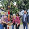 Dorfverschönerung. Sie freuen sich über den bunten Farbklecks auf dem Rathausvorplatz ihrer Gemeinde, von links: Frieda Gleichmann, dahinter Susanne Deuber, Inge Brüggemann, Ingrid Deuber, Claudia Schwab und Bürgermeister Stefan Rottmann.