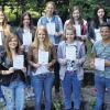 Die Sieger im Leistungsschreiben am Computer der Mittelschule Gerolzhofen zusammen mit Lehrerin Anneke Krüger (links) und Schulleiter Gunnar Jüttner.