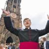 (lsw)   Der Priester und Kirchenrechtler Stephan Burger ist zum neuen Freiburger Erzbischof geweiht worden. Der 52-Jährige erhielt die Weihe am Sonntag im Freiburger Münster von seinem Vorgänger Robert Zollitsch (75). Dieser geht nach elf Jahren als Erzbischof in den Ruhestand. Stefan Burger war vor einem Monat von Papst Franziskus ernannt worden. Er ist der 15. Erzbischof der im Jahr 1827 gegründeten Diözese mit ihren heute knapp zwei Millionen Katholiken und damit eine der größten in Deutschland. Außerdem ist er einer der jüngsten Bischöfe Deutschlands. Er rief die Gläubigen zum Mitwirken auf. Die Kirche brauche ein Miteinander von Haupt- und Ehrenamtlichen sowie eine ökumenische Verbundenheit.