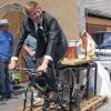 (ene)   Geheiratet haben in Ebern Jasmin Beiersdorfer, geborene Esper, und Steffen Beiersdorfer in der St. Oswald-Kirche in Birkenfeld. Kennengelernt haben sich die 30-jährige Bankkauffrau aus Ebern und der 33-jährige Landwirtschaftsmeister aus Dippach bei einem Fest in Ebern. Zum Polterabend in Dippach wurde das Paar mit einem Traktor chauffiert, nachdem es sich auf einer kuscheligen Sitzgelegenheit in der Frontladerschaufel bequem gemacht hatte. Den kirchlichen Segen erteilte Pfarrer Aupperle in einem festlichen Gottesdienst. Nach dem Durchschreiten der Spaliere der „Stockenten vom Teamhofff“ (Walking-Gruppe der Braut) und der Feuerwehr Dippach hatte das Paar die erste größere Hürde zu überwinden. Die Braut musste ein Stück Holz auf einer Kreissäge, angetrieben durch die Muskelkraft des Bräutigams auf einem Fahrrad, ersägen (im Bild); der Bräutigam selbst hatte das Konstrukt mit einem Freund gefertigt. 21 Schlepper führten den Autokonvoi nach Rügheim zur Hochzeitsfeier an.