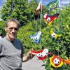 Schwarz-Rot-Gold sollte der Renner werden: Peter Mack verkauft bunte Vögel aus Holz zur Fußball-Weltmeisterschaft.