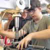 Voll konzentriert bei der Sache: Sicherheit und Qualität stehen auch beim Arbeitsgang Bohren an erster Stelle.