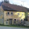 Kein Schmuckstück: Das wenig ansprechende, zurzeit ungenutzte Haus im Eingangsbereich zum Arnsteiner Badesee soll saniert werden und künftig Ferienwohnungen beherbergen.