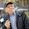 Zigarette nach der Urteilsverkündung: Friedhelm Adolfs vor dem Landgericht Düsseldorf.