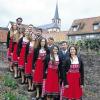 Jubiläum: Die Feuerwehr Erlabrunn feiert am Wochenende 150-jähriges Bestehen. Im Bild: die Ehrendamen (von links) Julia Weidner, Vera Klos, Anna-Lena Scheiner, Kristina Karches, Anika Mayer, Christina Ködel, Theresa Muth und die Fähnriche Christopher Eckert, Timo Klos, Philipp Körber, Nico Zitterbart und Benedikt Steinmetz.