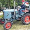 Lange Fahrt: Mit seinem Eicher bewältigte Heinz Weigel aus Wegfurt die weiteste Strecke bei der Oldtimer-Traktor-Wallfahrt nach Vierzehnheiligen. Gerne ließ er sich für ein Erinnerungsbild mit seinem zwölfjährigen Enkel Max  am Steuer ablichten.