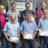 (che)   Über 550 Landwirte aus ganz Unterfranken besuchten den BayWa-Feldtag in Hohenroth. Sie informierten sich über verschiedene Anbautechniken und Sortenversuche. Dieser große Erfolg spiegelte sich damals in einem Gewinnspiel wider. Es gab Lederfußbälle, Saatraps und als Hauptgewinn zwei VIP-Karten für ein Basketballspiel im Audidom in München zu gewinnen. In einer kleinen Feierstunde wurden die Preisträger des Gewinnspiels geehrt. Den ersten Preis gewann Willi Bayer, die anderen Preise erhielten Reinhold Meyer (beide Leutershausen/Ansbach), Heribert Fromm (Löhrieth) und Roland Weigand (Junkershausen). Auf dem Foto (vorne von links) Willi Bayer, Reinhold Meyer, Heribert Fromm sowie (hinten von links) Elmar Straub, Leiter Agrar Bad Neustadt, Oliver Schmidt, BayWa-Pflanzenberater, Roland Weigand und Stefan Beck, BayWa-Verkaufsberater.