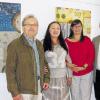 Neue Ausstellung: Ekaterina Lauterbach (Zweite von links) zeigt ihre Werke in der Kirchhofschule. Bei der Vernissage lobten Adolf Büttner (links) und Eva Hartmann (Zweite von rechts) vom Verein Freunde der Kirchenburg sowie Bürgermeister Ulrich Waldsachs ihre Kreativität.