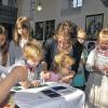 Gottesdienst zum Beginn des Benefizfestes: Gemeindereferentin Michaela Köller und das Kinderwortgottesdienst-Team organisierten einen Familiengottesdienst, in den auch die Schule von Maya, die Herbert-Meder-Schule in Unsleben, sowie die kooperierende Partnerklasse in Unsleben eingebunden war.
