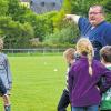 Im Feuerwehr-T-Shirt auf dem Fußballplatz: Stefan Gehret, hier beim Training mit der U 9- Mannschaft, hat sich seit über 20 Jahren dem Arnsteiner Jugendfußball verschrieben. Und er ist in den verschiedensten Vereinen in verantwortlichen Positionen zu finden.