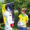(hag)   Selbst vor der steinernen Figur in seinem Garten macht die Begeisterung von Franz Fehlbaum für die Fußball-WM nicht Halt. Der Gaukönigshöfer verwandelte die Dame kurzerhand mit schwarzer Perücke und Sonnenbrille in eine Brasilianerin. Ausgerüstet ist die Figur mit dem FIFA-Maskottchen und einigen Bierflaschen im Körbchen. Der Schal, den sie trägt, und dahinter die deutsche Flagge zeigen allerdings, dass das Herz des Hausherrn für die bundesdeutsche Elf schlägt. Ebenso wie das von seinem Nachbarn Kilian. Für den 10-Jährigen, der selbst im Gaukönigshöfer Sportverein kickt, ist es gar keine Frage: „Deutschland wird Weltmeister.“