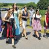 Gut zu Fuß: Die Weinhoheiten Annalena Albrecht, Lisa Dürr, Theresa Rützel, Frankens Weinkönigin Christin Ungemach, Dagmar Bullmer und Susanne Kilian machten sich gemeinsam auf die Wanderstrecke durch die Ippesheimer Weinberge.