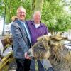 Zwischen Ziege und Esel: Zum 75. Geburtstag von Dieter Glöser (rechts), der das Gaukönigshöfer Streichelgehege „Arche Noah“ leitet, gratulierte auch Bürgermeister Bernhard Rhein.