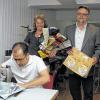 Fairtrade-Projekt: Taschen aus alten Kaffeetüten. Die Idee hatten Angela und Roland Merz, Naiem Jafari ist einer der Schneider. Bald gehen die Taschen in den Verkauf.