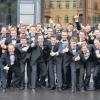 Als Sieger grüßen: Die Monteverdi-Männer nach ihrem Erfolg beim Deutschen Chorwettbewerb in Weimar.