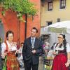 Zehn Jahre Löwenhof: Mit dem Pächterehepaar Andreas und Sabine Goldmann stießen der Rödelseer Bürgermeister Burkhard Klein und Weinprinzessin Annalena König auf das zehnjährige Bestehen des gemeindeeigenen Löwenhofs an.