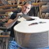 Wenn aus Holz Musik wird: Nach weit über 100 Stunden ist die Hawaii-Gitarre fast vollendet. Gitarrenbauer Michael Götz blickt prüfend auf sein Werk.