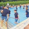 (mia)   Der Moderne Spielmanns- und Fanfarenzug Retzbach musizierte im Rahmen der „Cool Water Challenge“ im Kinderbecken des Zellinger Freibades, heißt es in einer Pressemitteilung. Am Sonntag erreichte den Retzbacher Spielmannszug die Nominierung zur Teilnahme an der sogenannten „Cool Water Challenge“. Bei diesem neuen Internettrend fordert ein Spielmannszug einen anderen heraus, innerhalb von 48 Stunden ein Musikstück im Wasser zu spielen. Gelingt es dem herausgeforderten Verein nicht, innerhalb dieser Frist die Aufgabe zu erfüllen und im Anschluss ein Video hiervon auf Facebook zu teilen, so muss er dem Herausforderer als Gegenleistung einen Wunsch erfüllen. Die Retzbacher Musiker nahmen die Herausforderung erfolgreich an und boten im Kinderbecken des Zellinger Freibades „Smoke on the Water“ dar. Sie selbst nominierten die Deutsche Jugend-Brassband Lübeck und The Sound of Frankfurt. Bei Nichterfüllung der Aufgabe müssen diese Musikzüge den Retzbachern einen Baum für die Grünanlage ihres neuen Vereinsheimes schenken. Das Video zum Wettbewerb finden Sie auf www.facebook.com/SPMZ.Retzbach.Foto: Michaela Lutz