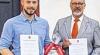 Michael Weber (rechts) darf sich in Estenfeld auf Gemeinderatsbeschluss mit dem Titel „Altbürgermeister“ schmücken. Mit im Bild: (links) der ausgeschiedene CSU-Rat Konrad Hasch.