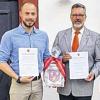 Michael Weber (rechts) darf sich in Estenfeld auf Gemeinderatsbeschluss mit dem Titel „Altbürgermeister“ schmücken. Mit im Bild: (links) der ausgeschiedene CSU-Rat Konrad Hasch.