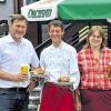 (meg)   Bodenständige fränkische Küche wie Tafelspitz mit Meerrettich, Sauerbraten oder knusprige Schweinshaxen und saisonale Produkte aus der Region sind die Spezialität von Wolfgang Bogner, dem neuen Pächter der TSV-Gaststätte in Goßmannsdorf. TSV-Vorsitzender Harald Kraft freut sich, mit Bogner und seiner Partnerin Katharina Schulte Wirtsleute gefunden zu haben, die die fränkische Tradition im Sportheim wieder hochhalten. „Auch die Fußballer sind froh, dass das Sportheim wieder in guten Händen ist und seinen früheren Charakter bewahrt hat“, sagt Kraft. Investiert hat der Verein in die Außenanlagen des Sportheims, das künftig den Namen „Bei Bogner“ trägt. Dort lädt nun ein Biergarten auch die Radfahrer vom nahe gelegenen Mainradweg zu einer erfrischenden Rast ein. Der Saal neben dem Gastraum bietet bei Veranstaltungen und Familienfeiern Platz für bis zu 150 Gäste. Wolfgang Bogner war nach seinen Lehr- und Wanderjahren unter anderem als Küchenchef im Würzburger Panonia-Hotel und im Post-Hotel in Heidingsfeld tätig. Nach mehrjähriger Tätigkeit bei der Deutschen Bahn entschloss er sich gemeinsam mit seiner Lebensgefährtin zum Schritt in die Selbstständigkeit. Geöffnet ist die Gaststätte von Dienstag bis Freitag ab 16 Uhr und am Wochenende und feiertags ab 11 Uhr.