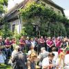 Die Kommission zieht Bilanz: Im Garten von Winzer Scholtens nahmen die Fatschenbrunner die Statements der Jury entgegen.