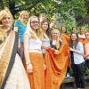 Indien bis ins Detail: Neben ihrem Fachwissen sind einige Schüler des Röntgen-Gymnasiums zusätzlich mit traditionell-indischen Gewändern perfekt auf ihre Gäste vorbereitet.