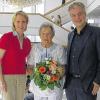 Theater-Leidenschaft: Seit 60 Jahren organisiert Ruth Rüger (Mitte) Fahrten aus dem Taubertal ins Mainfranken Theater. Von Ballettdirektorin Anna Vita und Geschäftsführer Dirk Terwey dankten mit Blumen.
