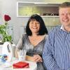 (dfi)   Die Gold- und Münzenhandlung Linda Greiner aus Würzburg eröffnete in der Luitpoldstraße 5 in Marktheidenfelder eine Filiale. Kunden können Wertgegenstände aus Edelmetallen kostenlos schätzen lassen und bei Greiner kaufen oder verkaufen. Neben antiken Schmuckstücken gibt es auch hochwertigen Modeschmuck. Eine Rarität in der Vitrine von Linda Greinert und Inhaber Peter Haring ist das Fabergé-Ei mit dem Motiv der Würzburger Residenz, von dem es weltweit nur zwölf Exemplare gibt.
